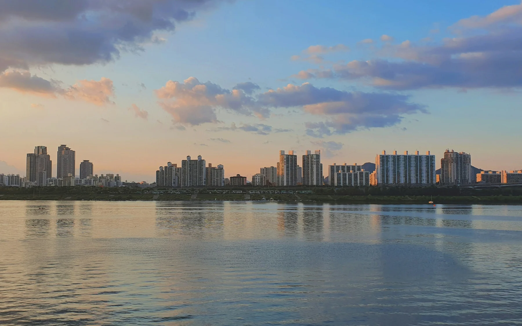 Sunset clouds and riverside buildings reflected in the Han River in Seoul