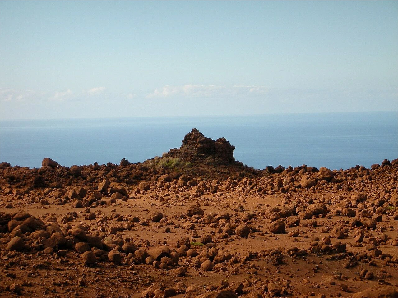 Red rocks and ocean horizon at Garden of the Gods on Lanai