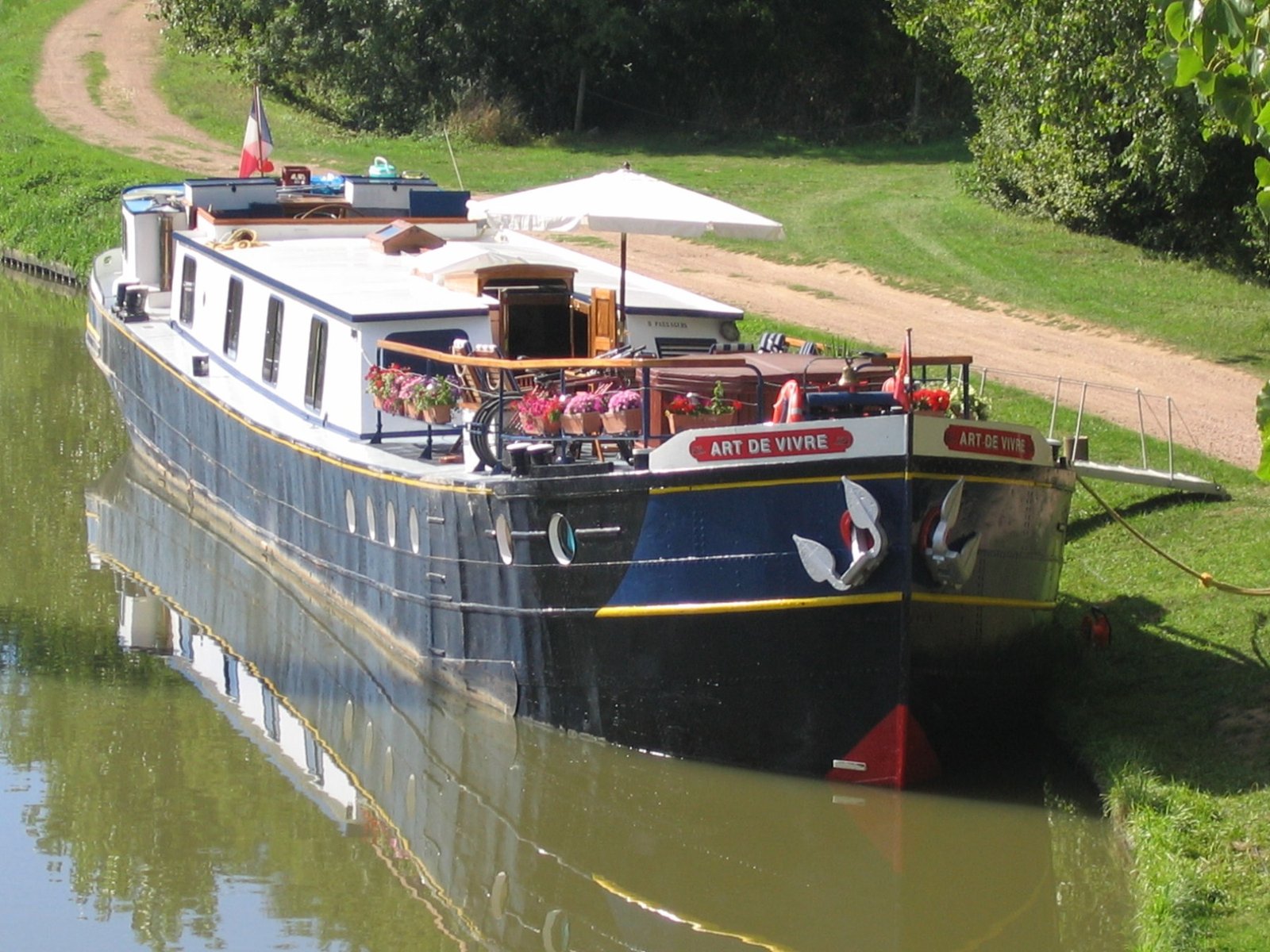 L'Art de Vivre moored beside the towpath on the Nivernais Canal in Burgundy