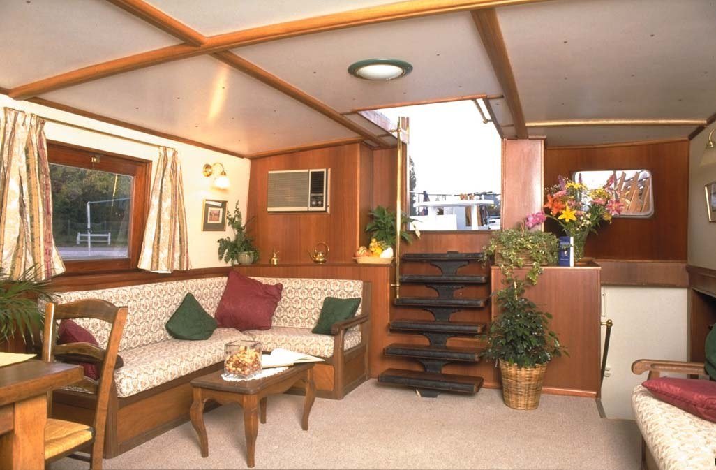 Wood-paneled saloon aboard the hotel barge L'Art de Vivre